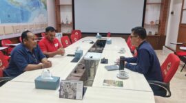 Ket Foto : Ketua PMI Pidie Jaya, Irwan, saat berbincang bersama Kepala Markas, Arifin, di PMI Pusat