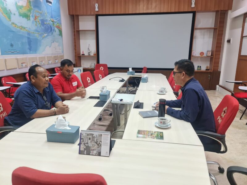 Ket Foto : Ketua PMI Pidie Jaya, Irwan, saat berbincang bersama Kepala Markas, Arifin, di PMI Pusat