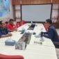 Ket Foto : Ketua PMI Pidie Jaya, Irwan, saat berbincang bersama Kepala Markas, Arifin, di PMI Pusat