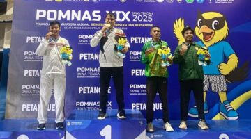 Foto : Azmi saat meraih medali emas