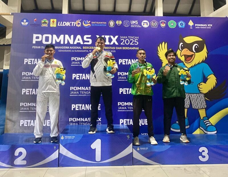 Foto : Azmi saat meraih medali emas