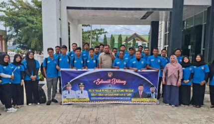 Foto : Peserta Pelatihan foto Bersama Kadis Perindustrian Gayo Lues, sebelum berangkat ke Banda Aceh (Foto: Dosaino)