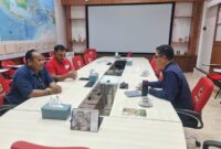 Ket Foto : Ketua PMI Pidie Jaya, Irwan, saat berbincang bersama Kepala Markas, Arifin, di PMI Pusat