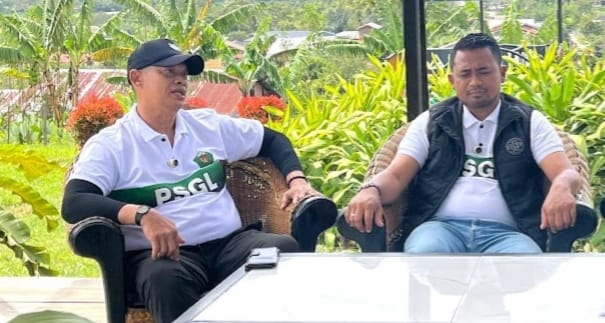 Foto : Pelatih dan Ketua PSGL. (foto: Dosaino)