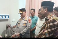Ket foto : Kapolres & Wabup Pijay mengunjungi korban di Puskesmas Tringgadeng. (Foto: Herry)