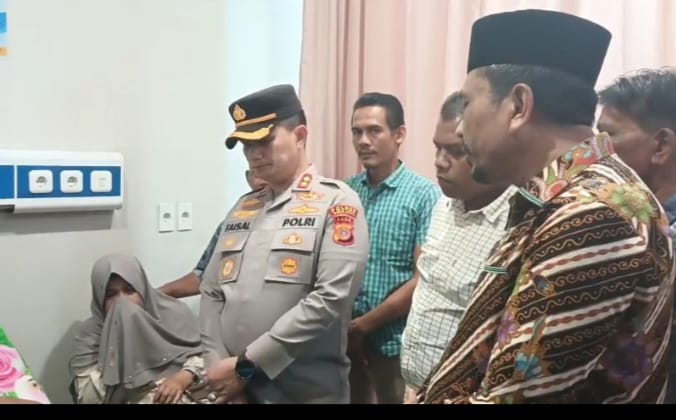 Ket foto : Kapolres & Wabup Pijay mengunjungi korban di Puskesmas Tringgadeng. (Foto: Herry)