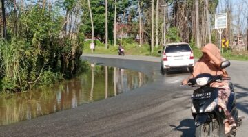 Tanpa Drainase, Genangan Air Mengintai Korban di Jalan Nasional Pidie Jaya